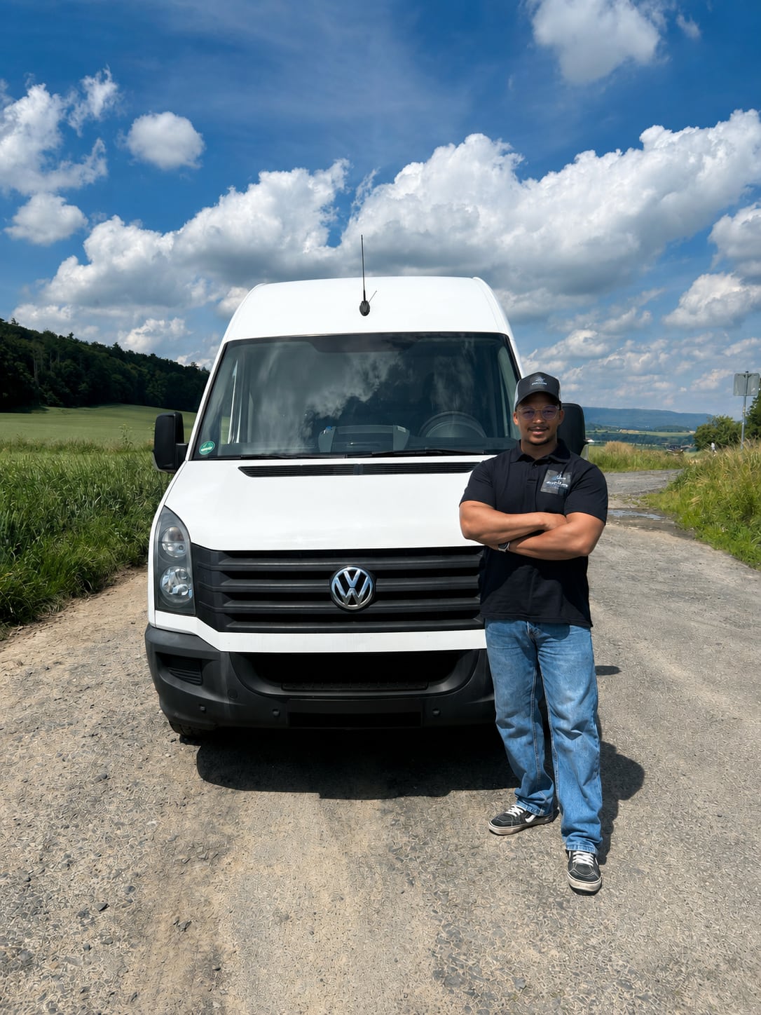 Rafael Santos vor seinem VW Crafter Transporter – persönlicher Transportservice aus Kassel