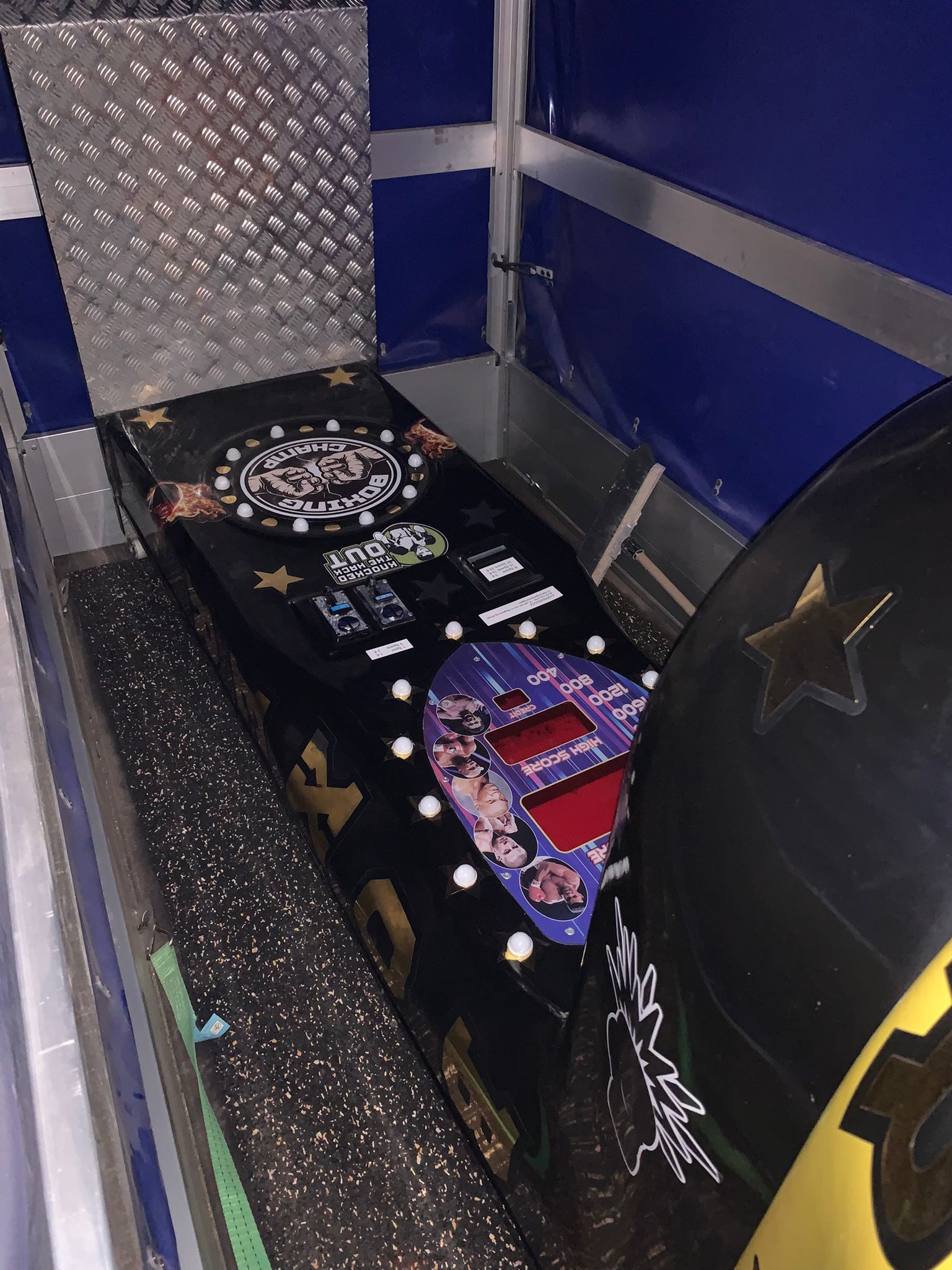 Boxautomat von K2 Security im Innenraum des Santos Transport Anhängers gesichert